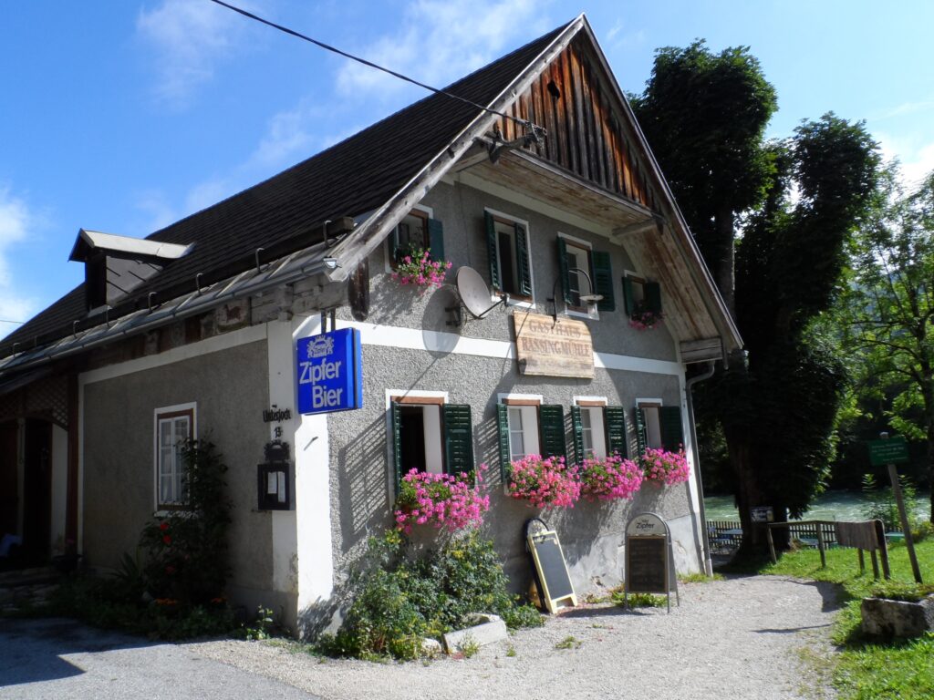 Jausenstation Rassingmühle Bad Goisern mit schattigem Gastgarten direkt an der Traun